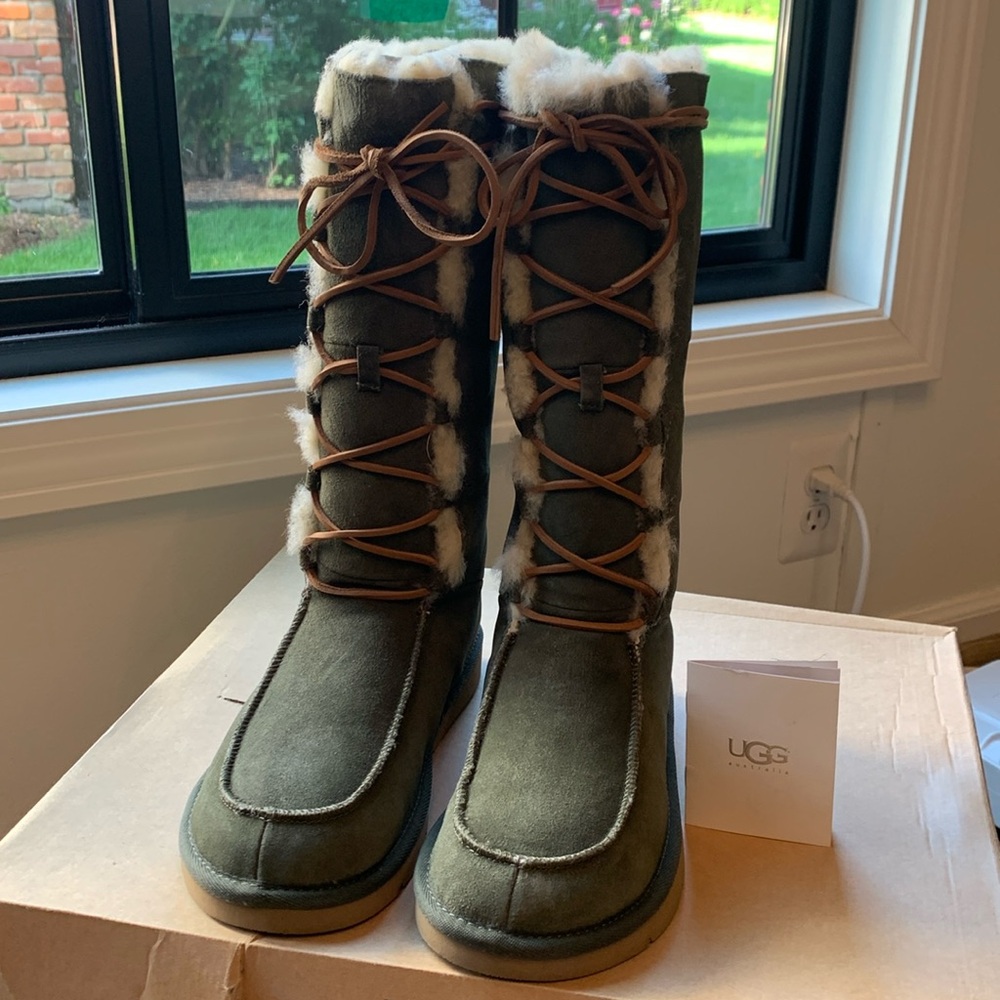 Vintage UGG 5230 lace up boots burnt olive size 9, never worn
